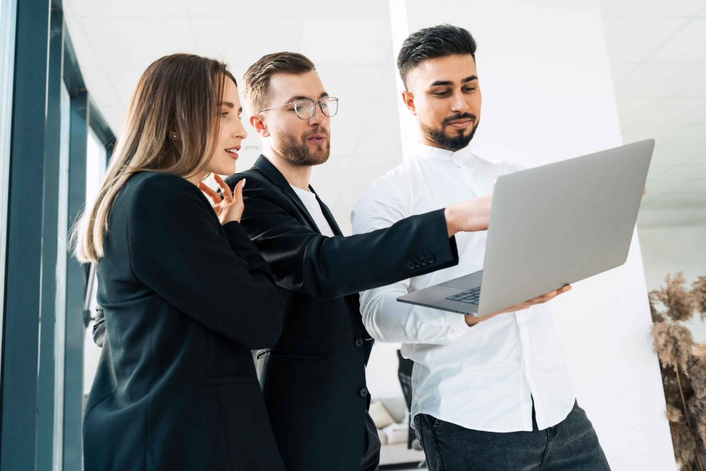 Equipo de asesores empresariales en Fuencarral-El Pardo revisando informes financieros y optimizando procesos administrativos.